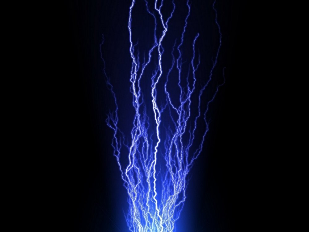 Молния на черном фоне