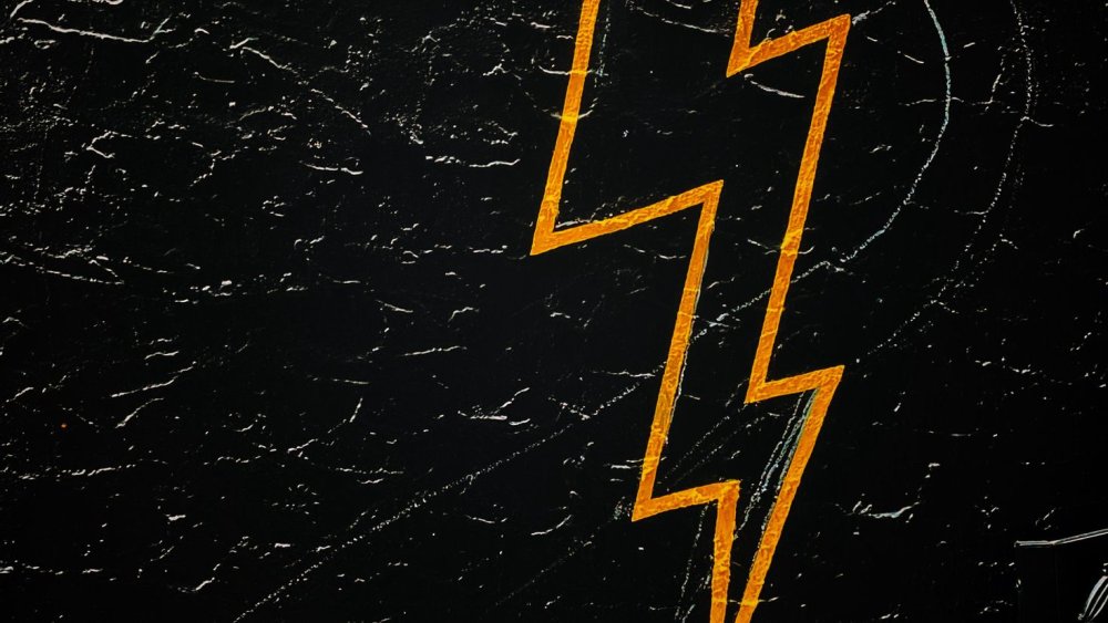 Молния на черном фоне