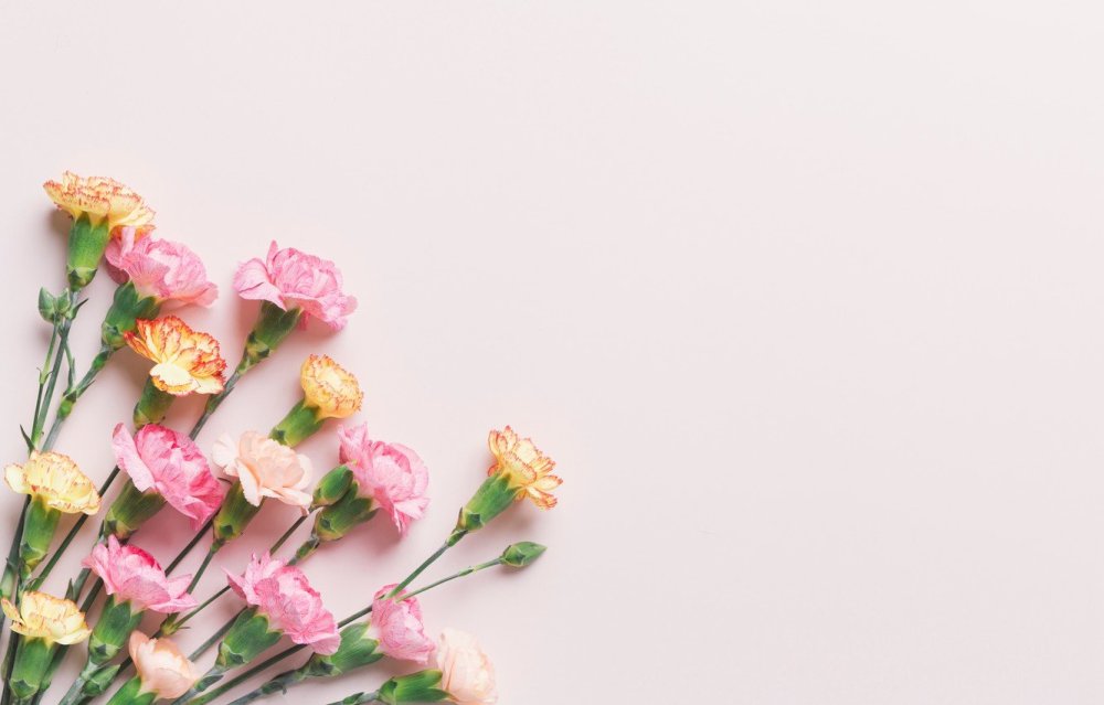 Георгиевская лента на фоне голубого неба