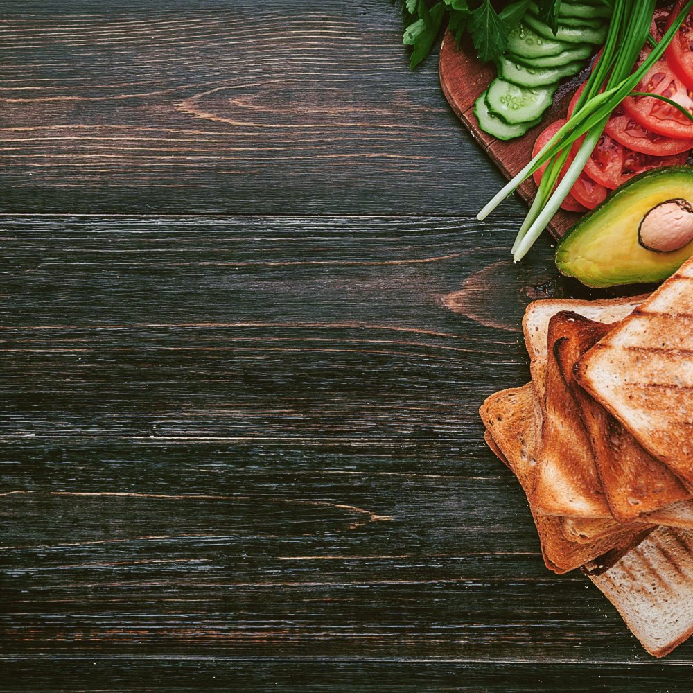 Продукты на деревянном столе