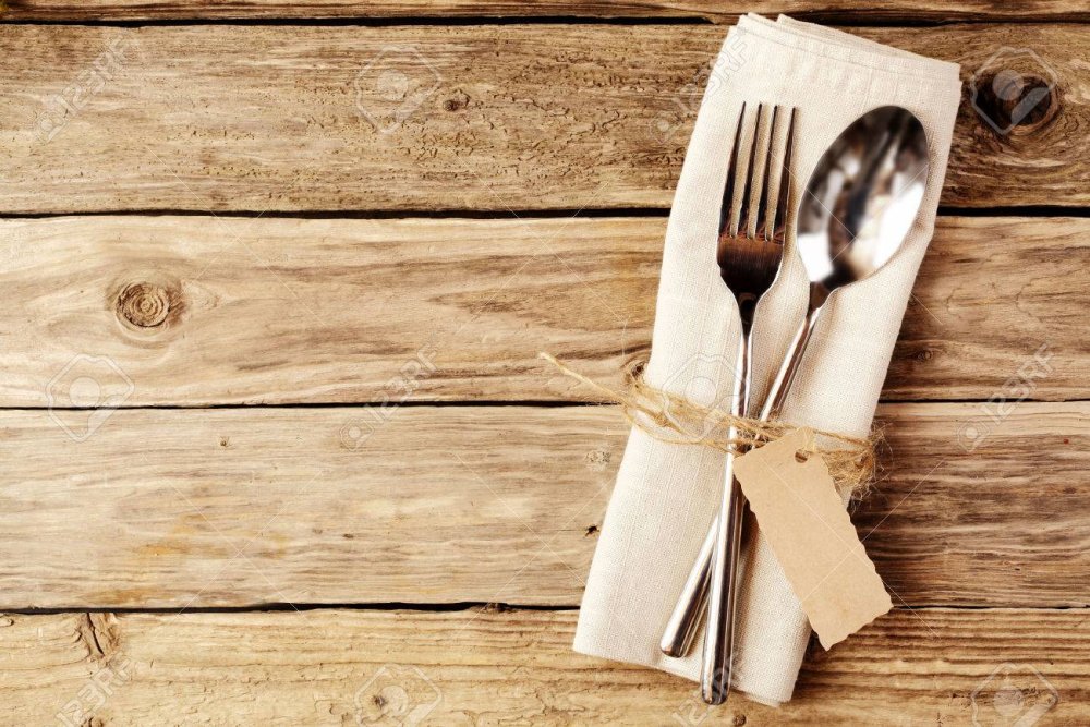 Приборы на деревянном столе