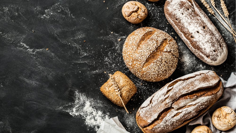 Хлебобулочные изделия на темном фоне