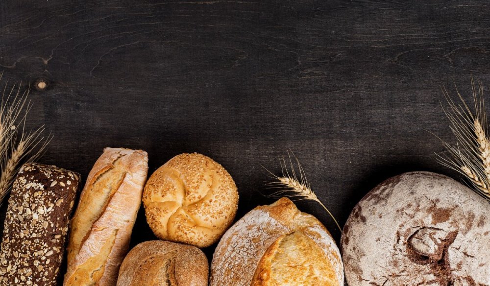 Хлеб на черном фоне