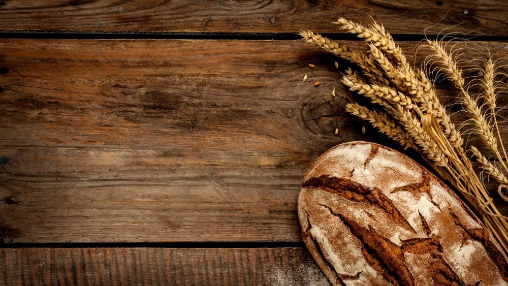 Пекарня на темном деревянном фоне