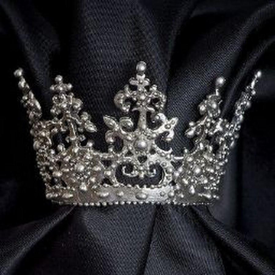 Корона женская на темном фоне
