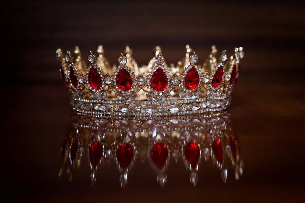 Королевские короны на Красном фоне