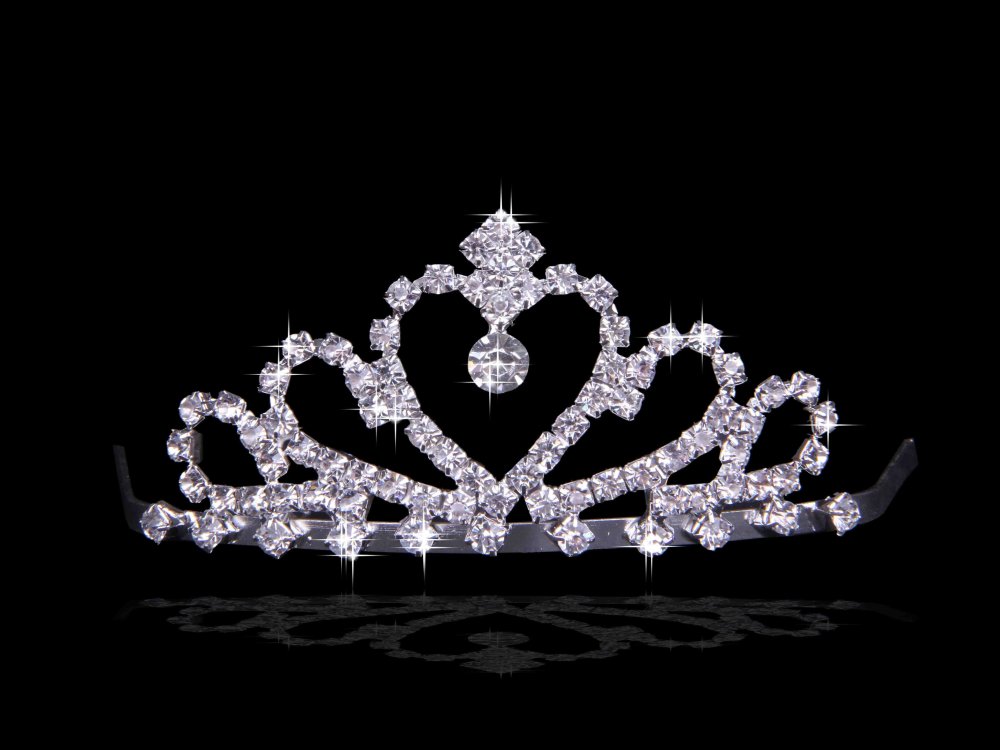 Диадема на черном фоне