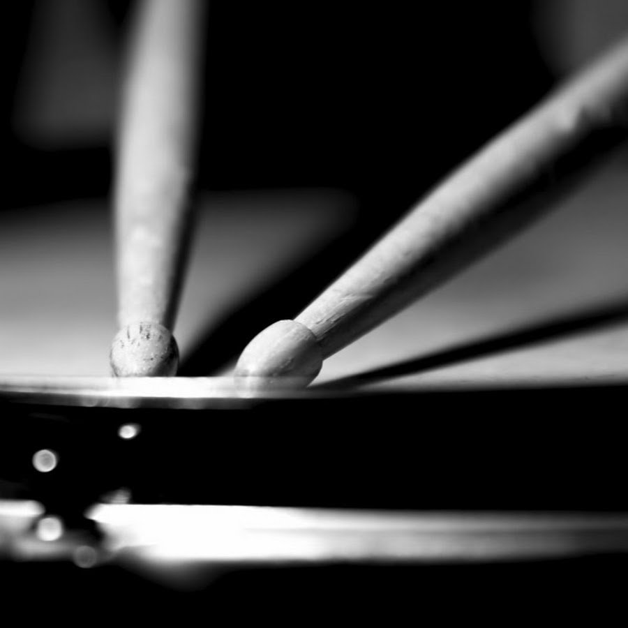 Барабанные палочки на черном фоне