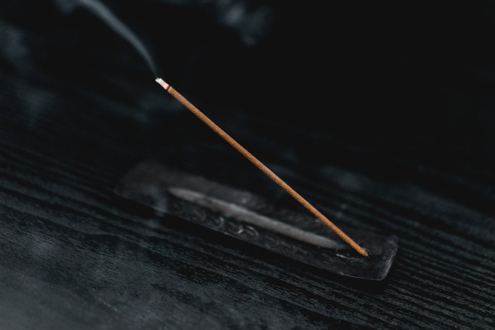 Горящие ароматические палочки