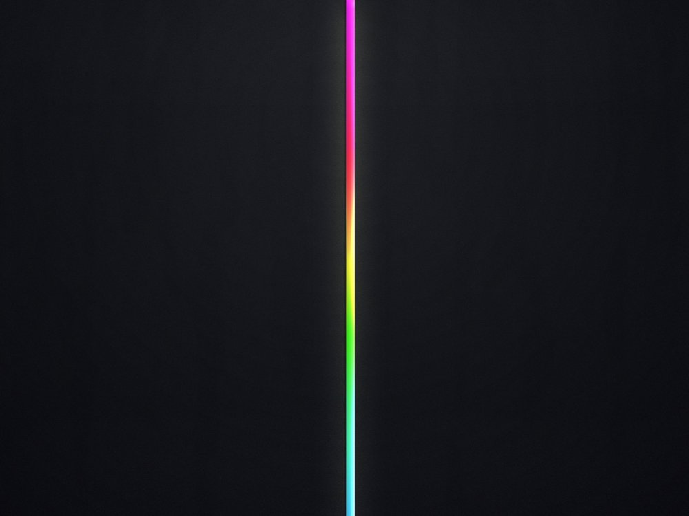 Неоновые полосы на черном фоне