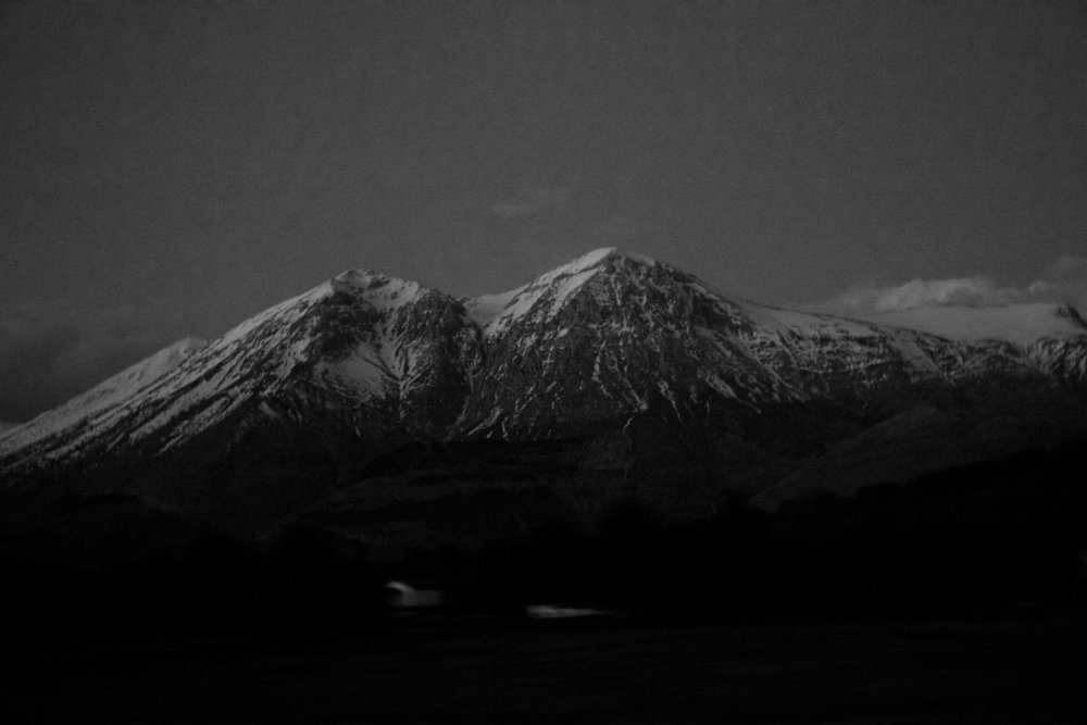 Горы на черном фоне