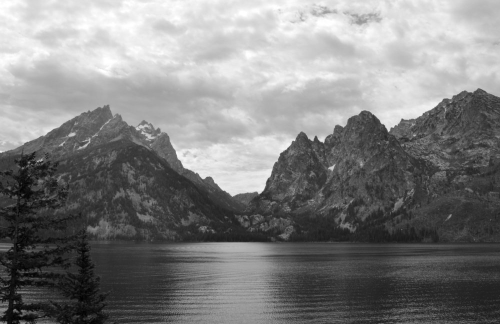 Горы в темных тонах