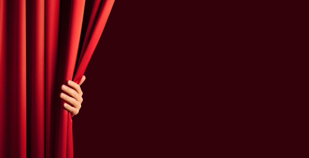 Театральный занавес с рукой