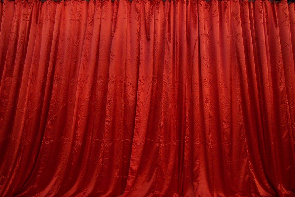 Красный бархатный занавес