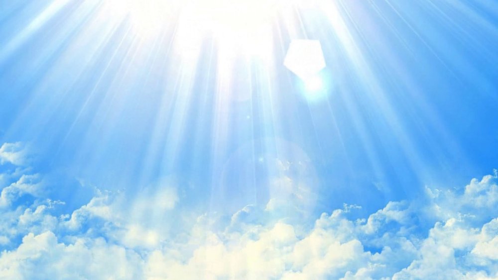 Голубое небо с облаками и солнцем