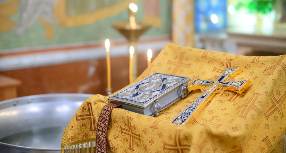 Церковь на голубом фоне