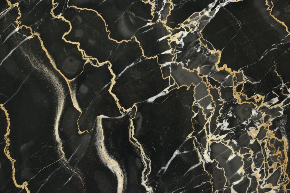 Черный мрамор с золотыми прожилками