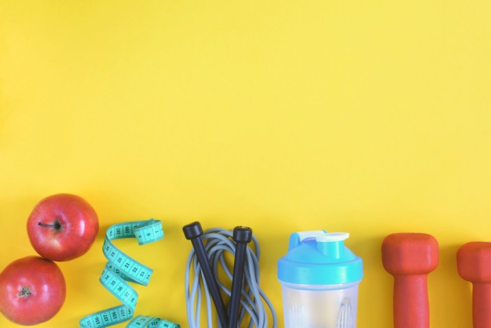 Спортивный инвентарь на жёлтом фоне