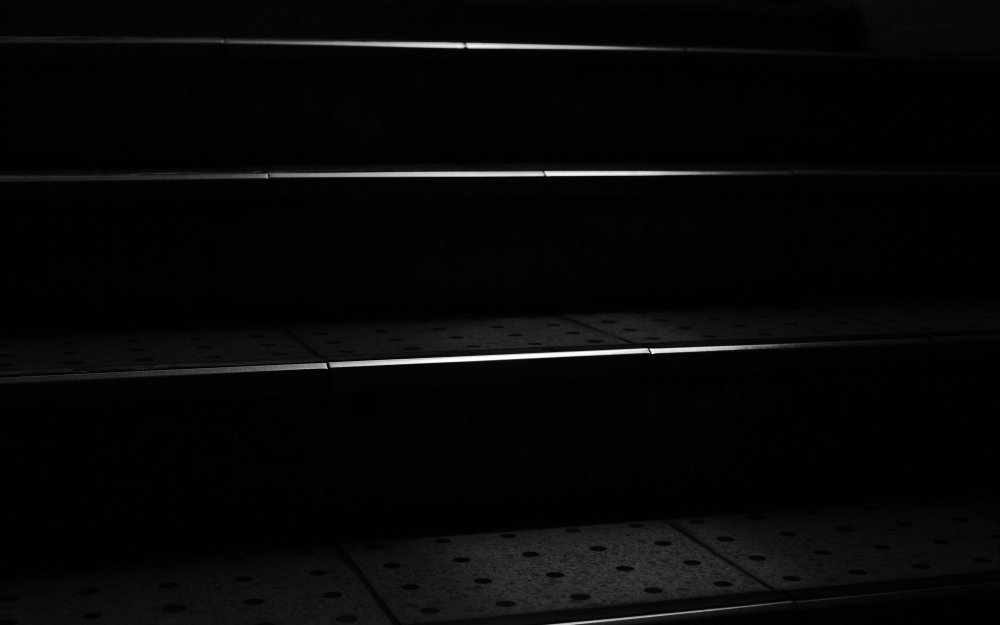 Лестница на черном фоне