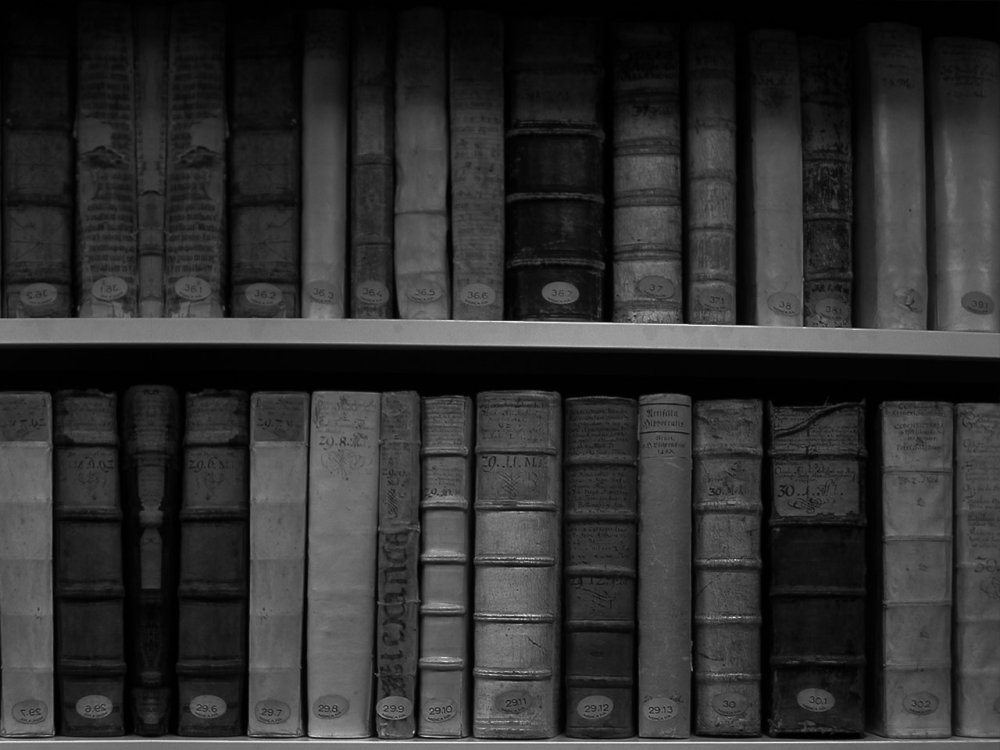 Книги на темном фоне