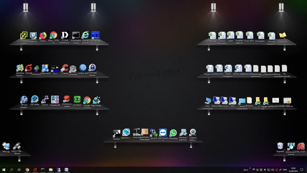 Черный рабочий стол с полочками
