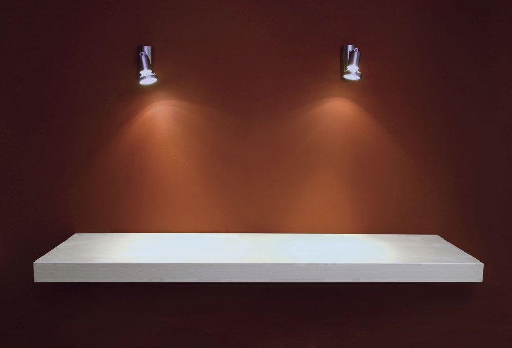 Пустая полка с подсветкой