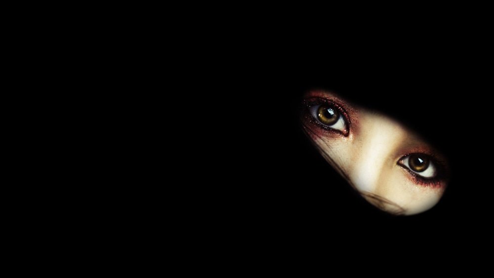 Глаза на черном фоне
