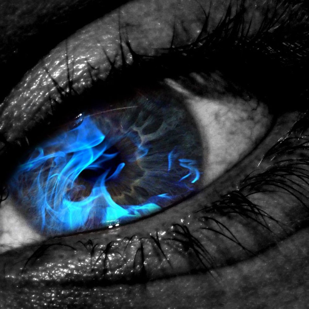 Яркие голубые глаза