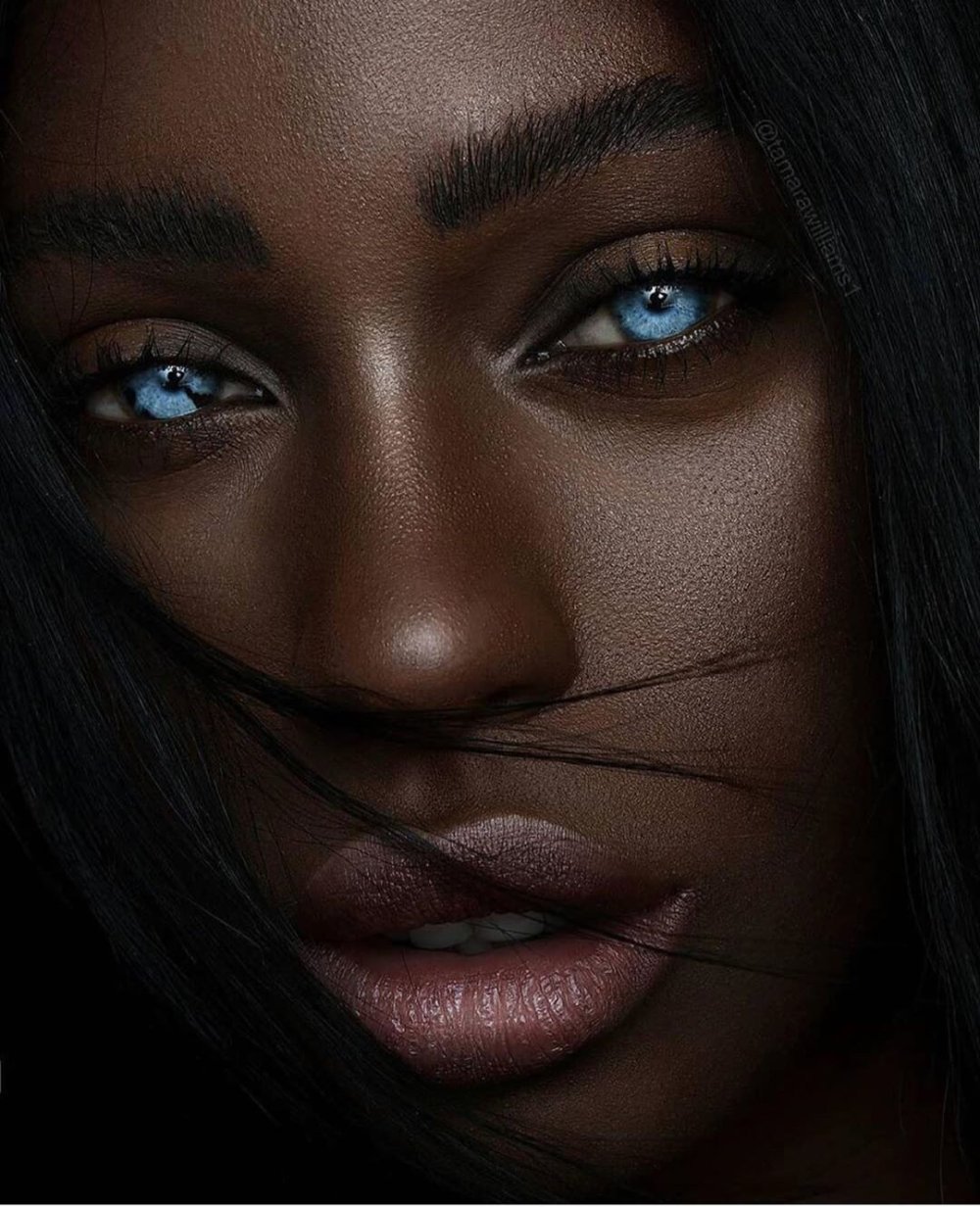 Темно синие глаза