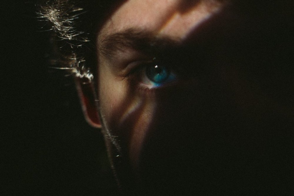 Лицо девушки на синем фоне