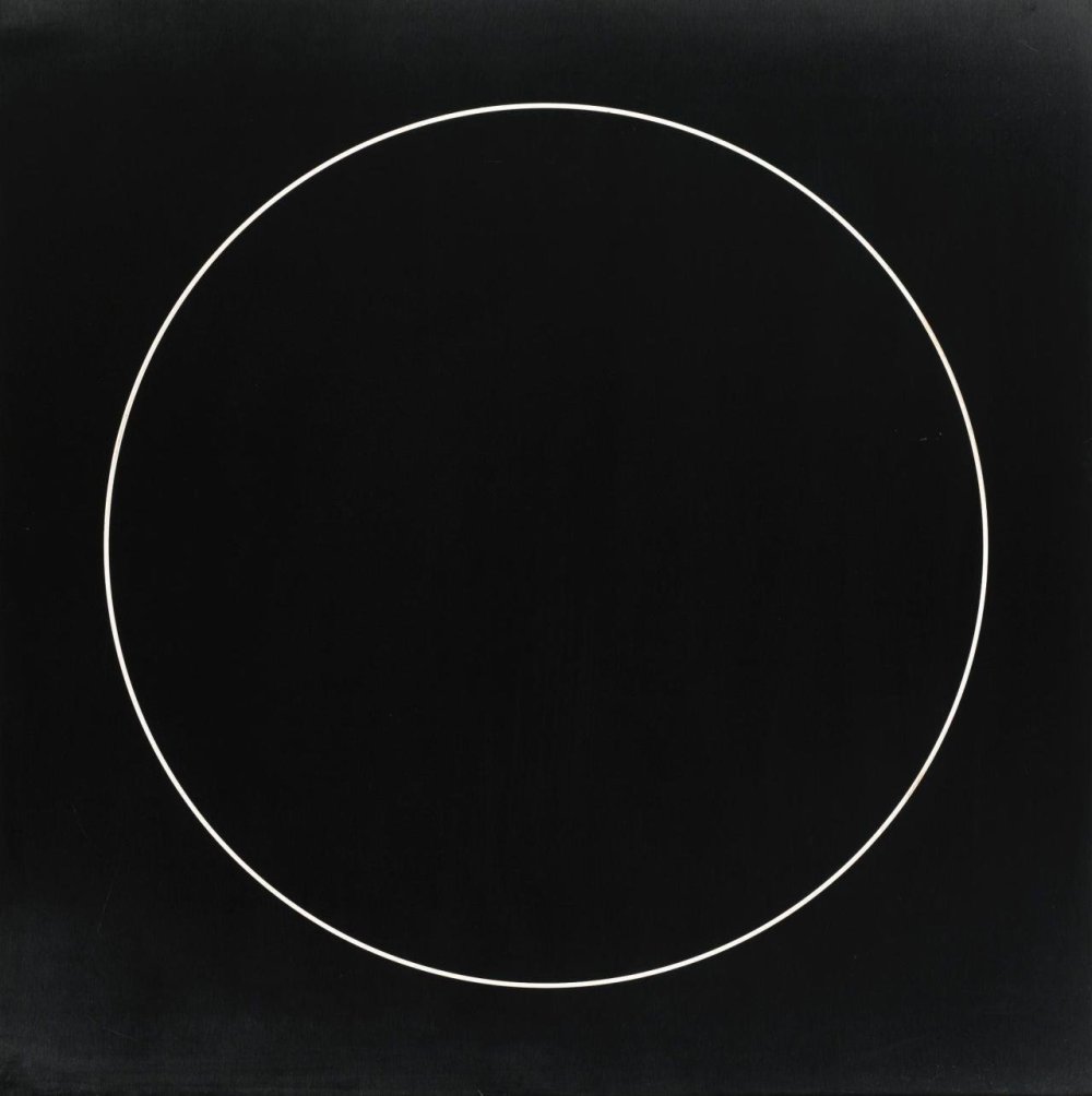 Белый круг на черном фоне