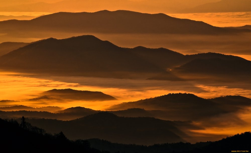 Горы на фоне заката