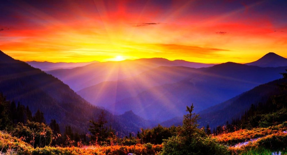 Огненный закат в горах