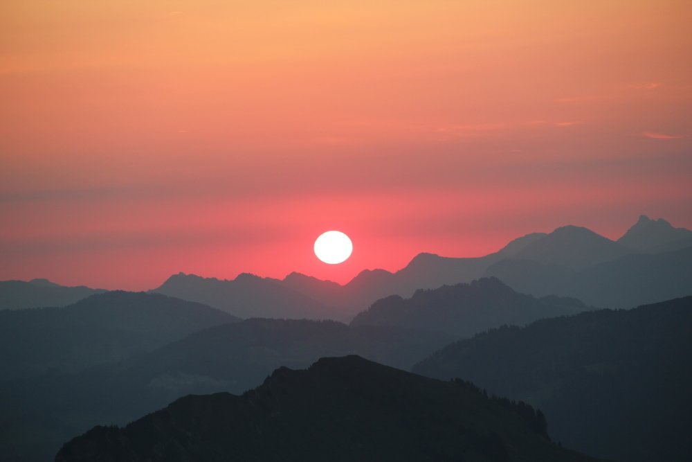 Оранжевый закат в горах