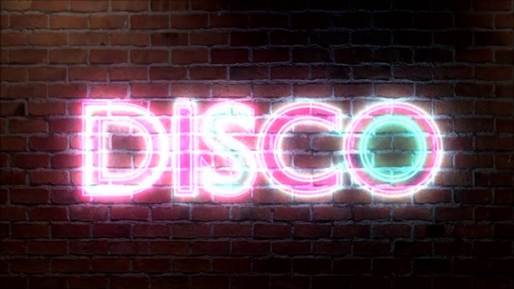 Неоновая вывеска на кирпичной стене