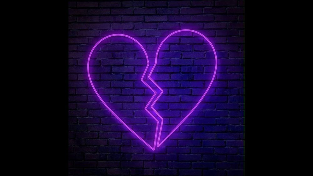 Неоновые сердечки на черном фоне