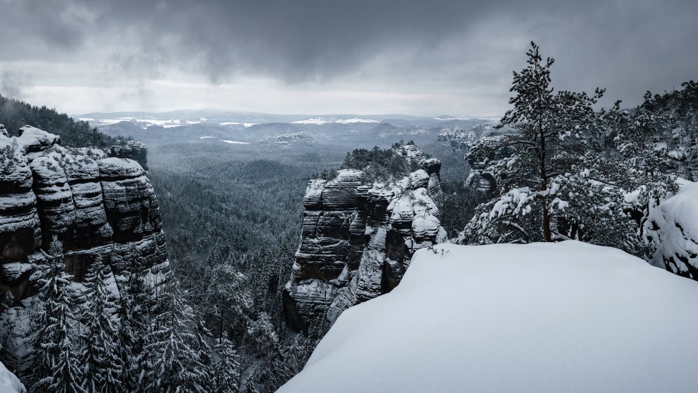 Скалы в горах зимой