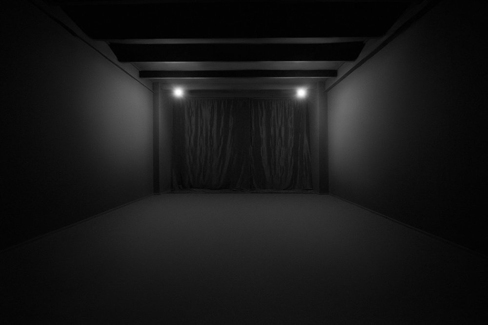 Пустая темная комната