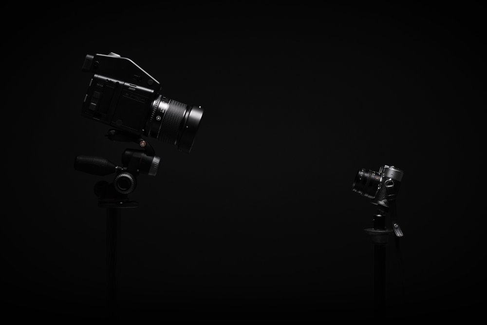 Фотоаппарат на черном фоне