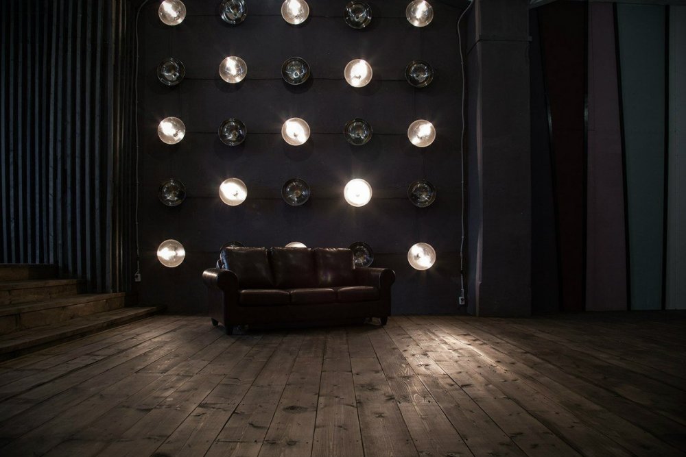 Стена с лампочками