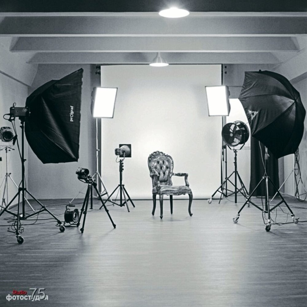 Фотограф в студии