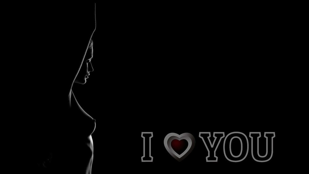 Зеленое сердце на черном фоне