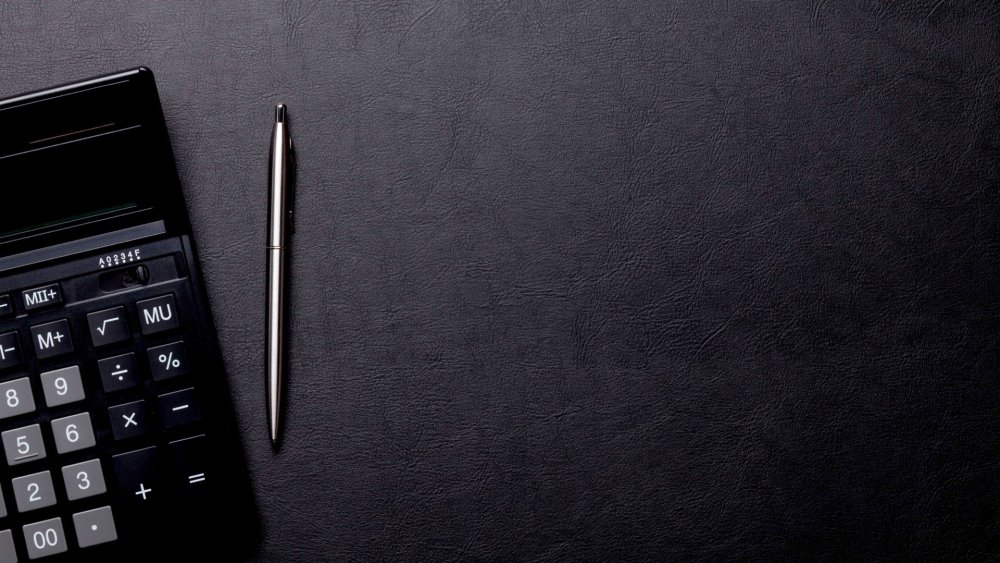 Калькулятор на черном фоне