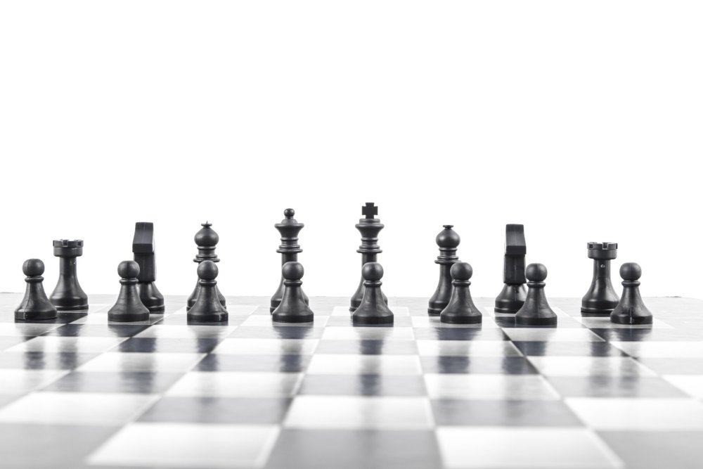 Шахматы на белом фоне