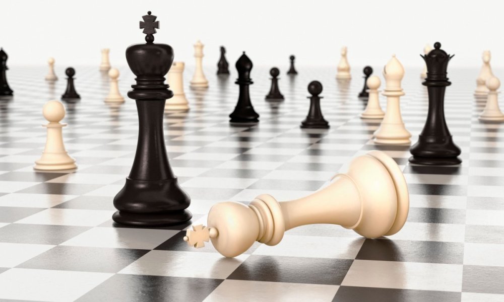 Разбросанные шахматные фигуры