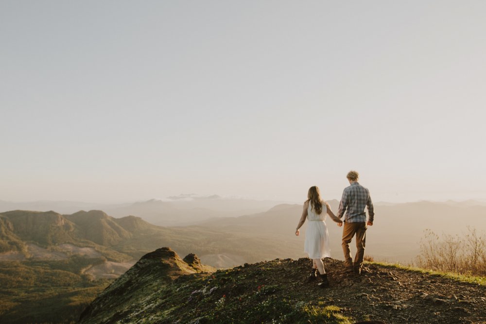 Парень с девушкой в горах