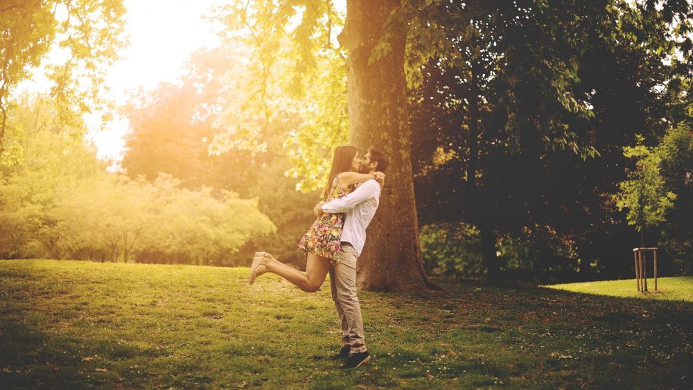 Парень с девушкой на природе