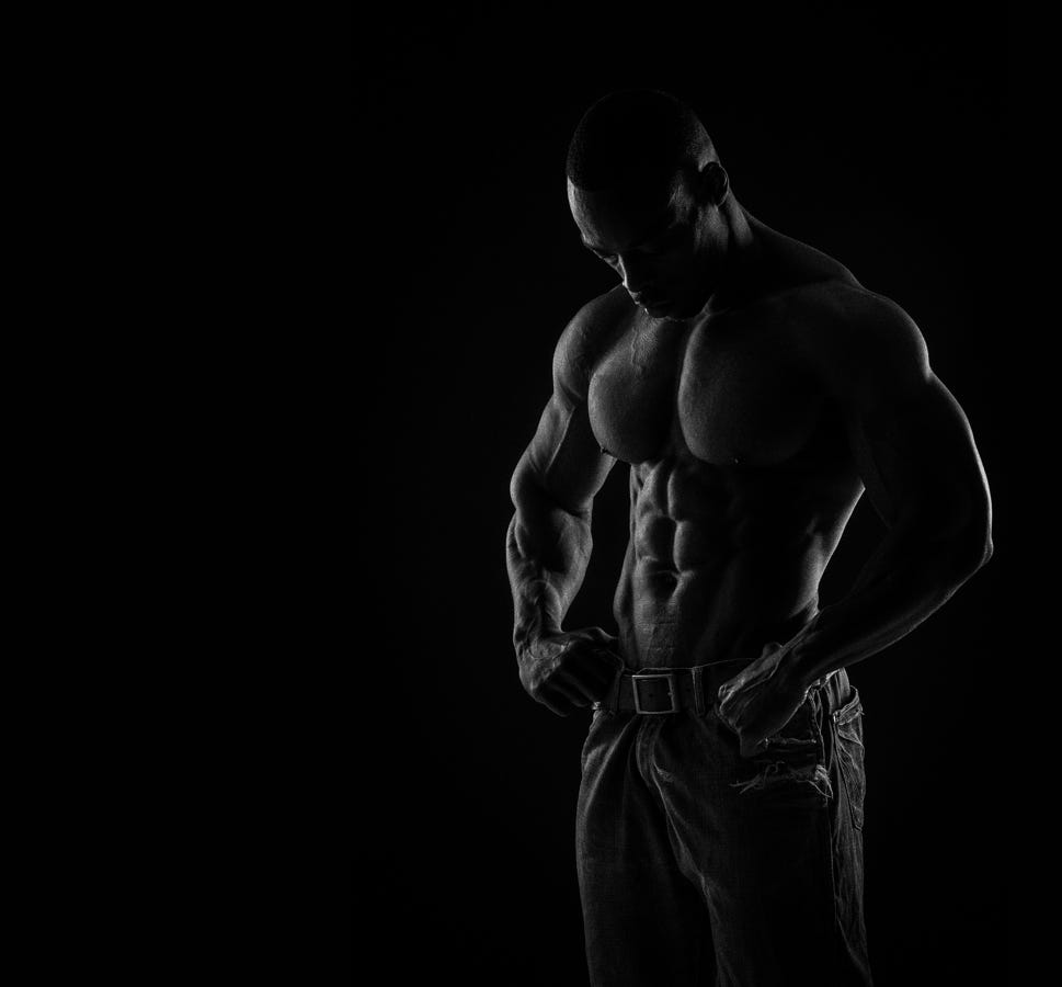 Бодибилдинг на черном фоне