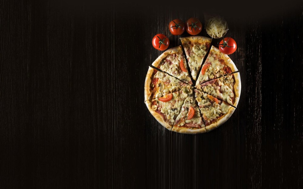 Пицца на черном фоне