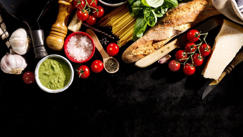 Продукты на темном фоне